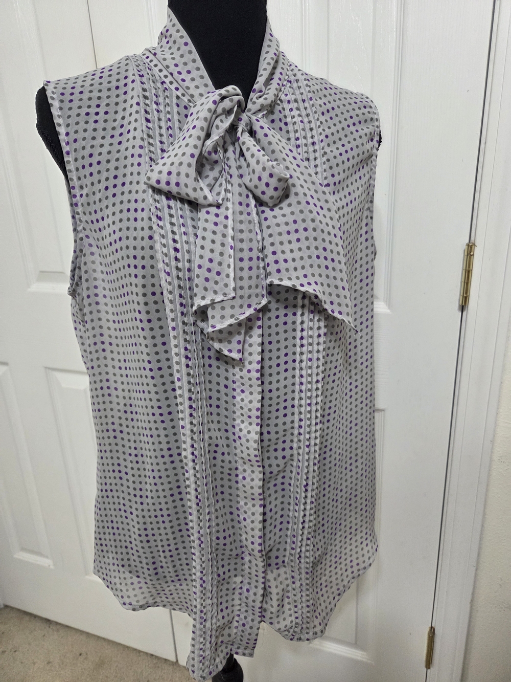 Sleeveless Tie-Neck Polka Dot Blouse - Light Gray with Purple Dots